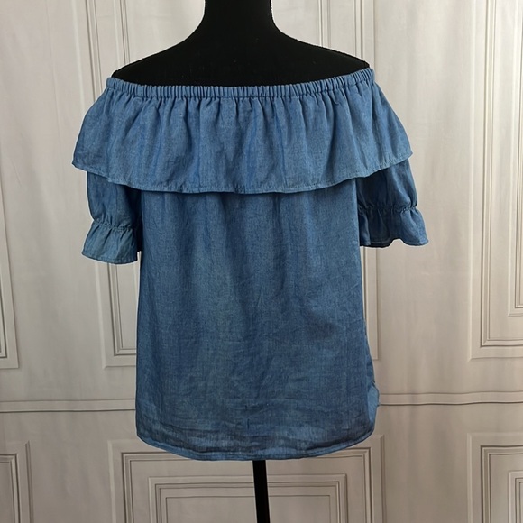 Embroidered ruffle top 🖤 - Picture 9 of 13